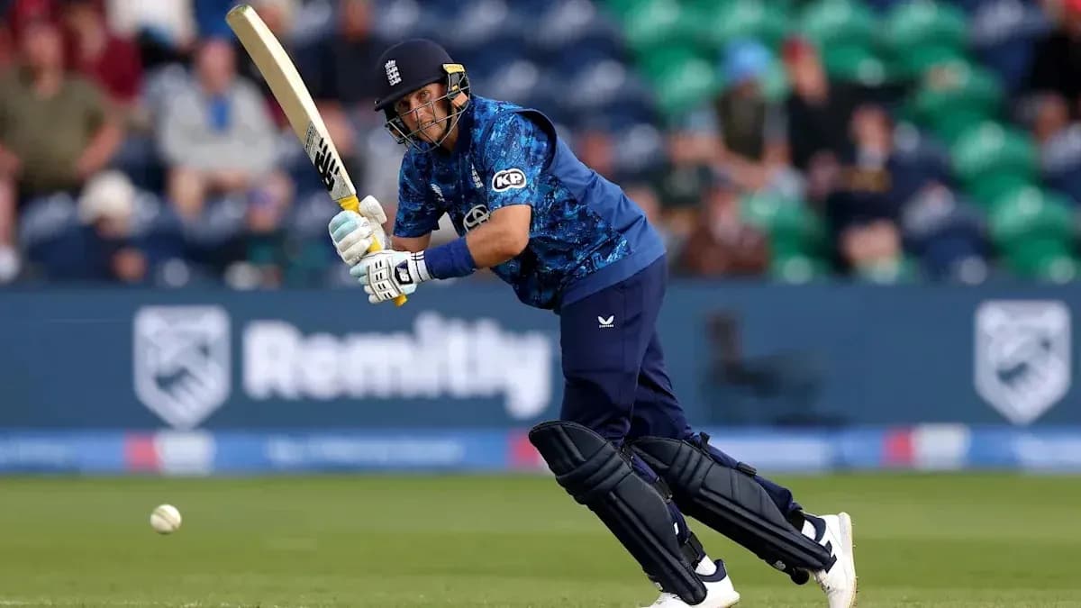 Joueur de cricket en train de frapper la balle