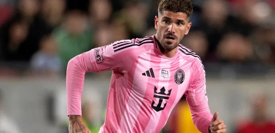 Joueur en maillot rose courant sur le terrain