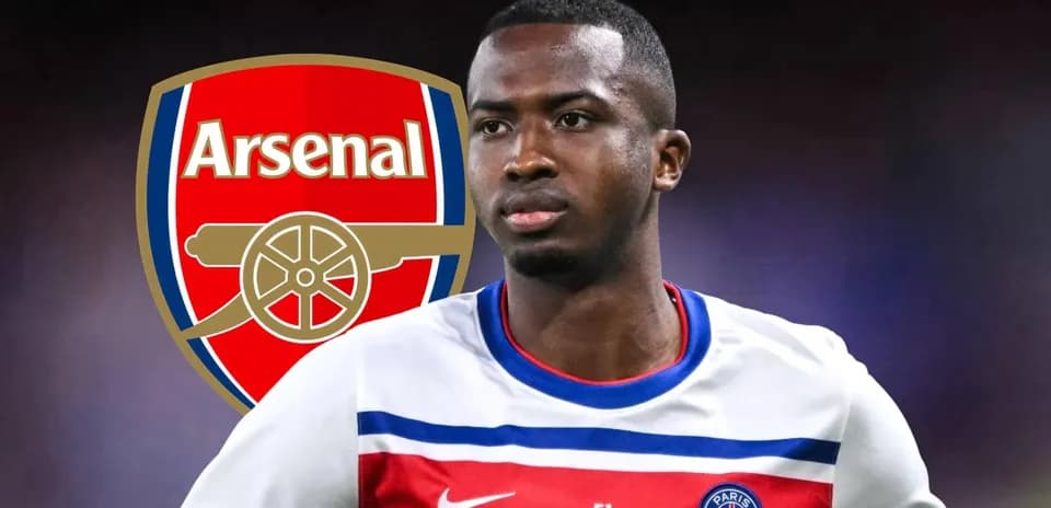 Joueur avec maillot du PSG devant logo d'Arsenal