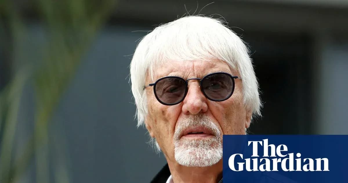 Homme avec lunettes de soleil et cheveux blancs