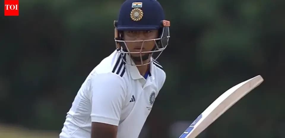 Joueur de cricket prêt à frapper avec sa batte