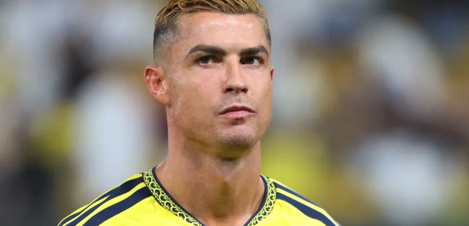 Joueur en tenue de football avant le match
