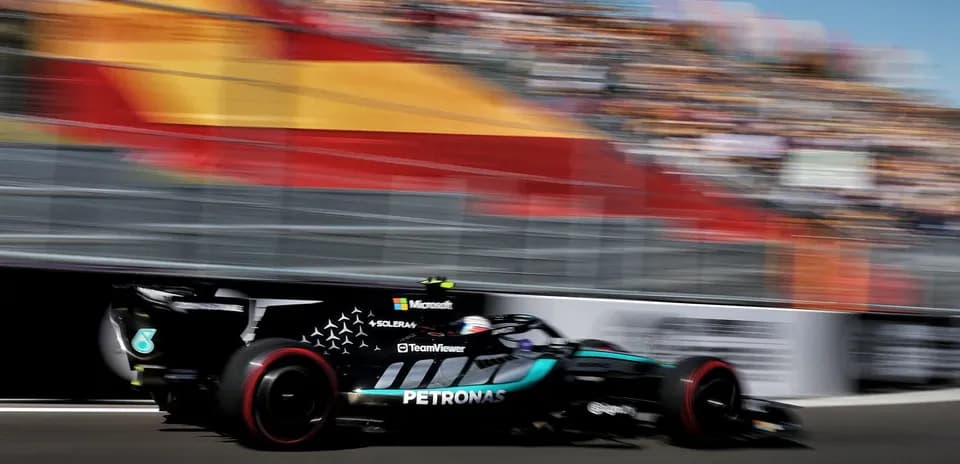 Voiture de F1 en pleine vitesse sur circuit