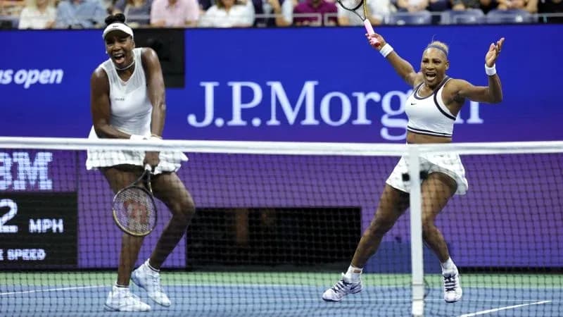 Venus et Serena Williams célébrant un point au tennis