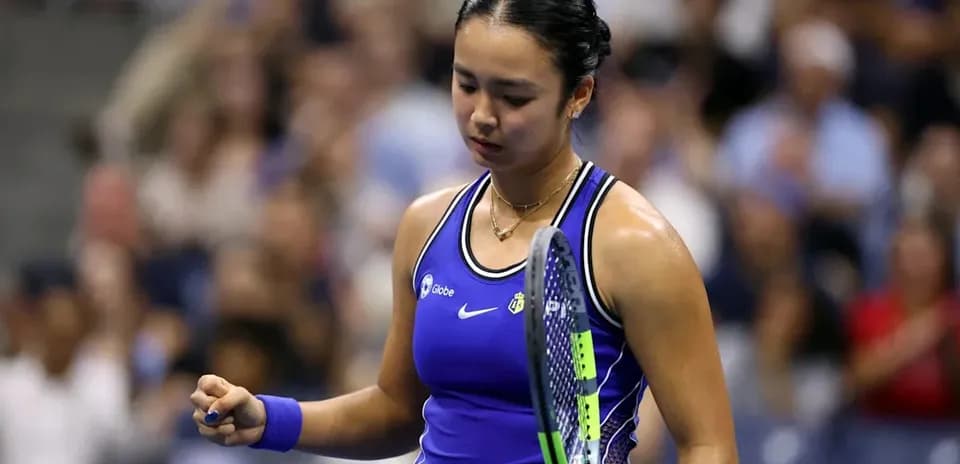 Joueuse de tennis avec raquette sur le court