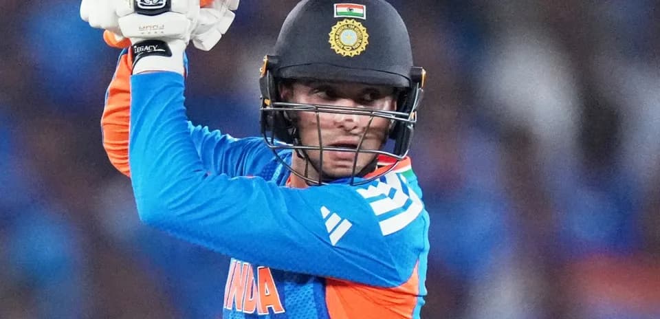 Joueur indien prêt à frapper la balle au cricket