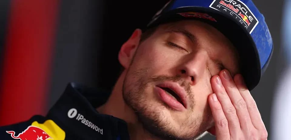 Pilote de Formule 1 avec la main sur le visage