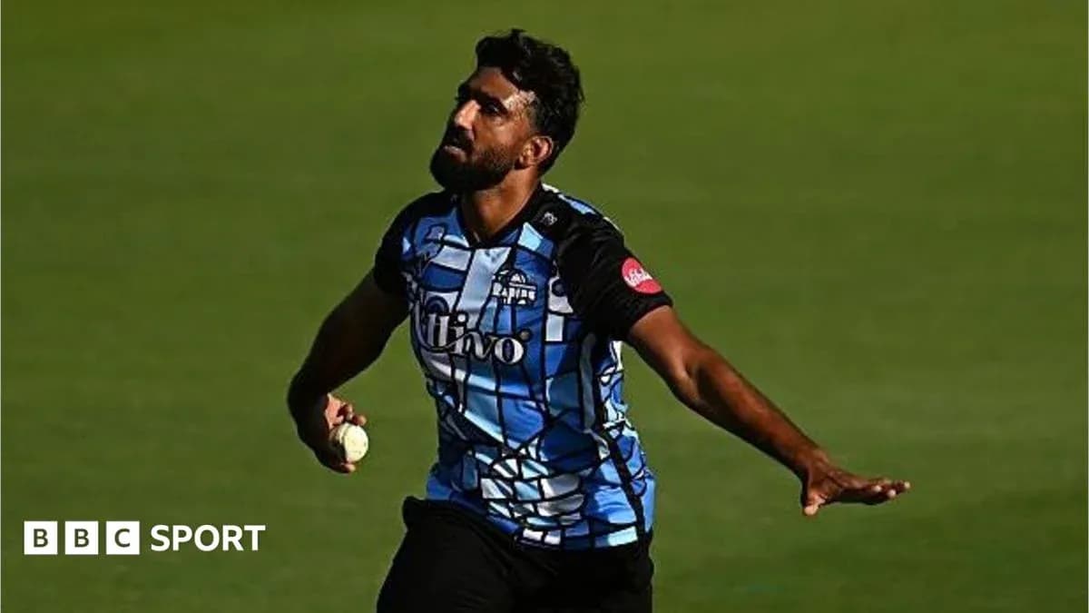 Joueur de cricket lançant la balle sur le terrain
