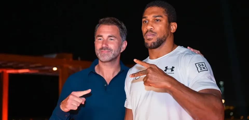 Deux hommes posant ensemble lors d'un événement