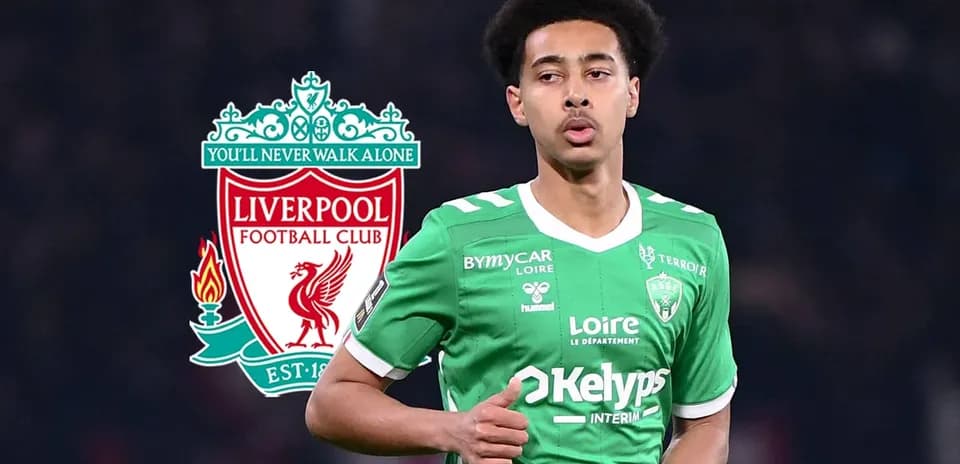 Joueur en maillot vert avec logo de Liverpool en arrière-plan