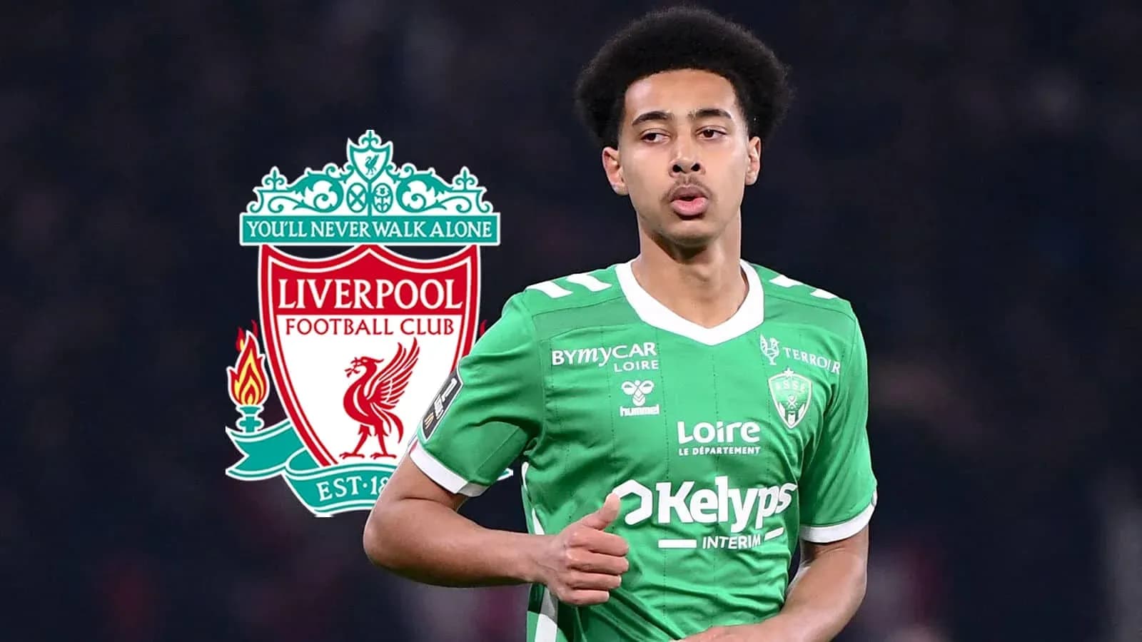Joueur en maillot vert avec logo de Liverpool en arrière-plan