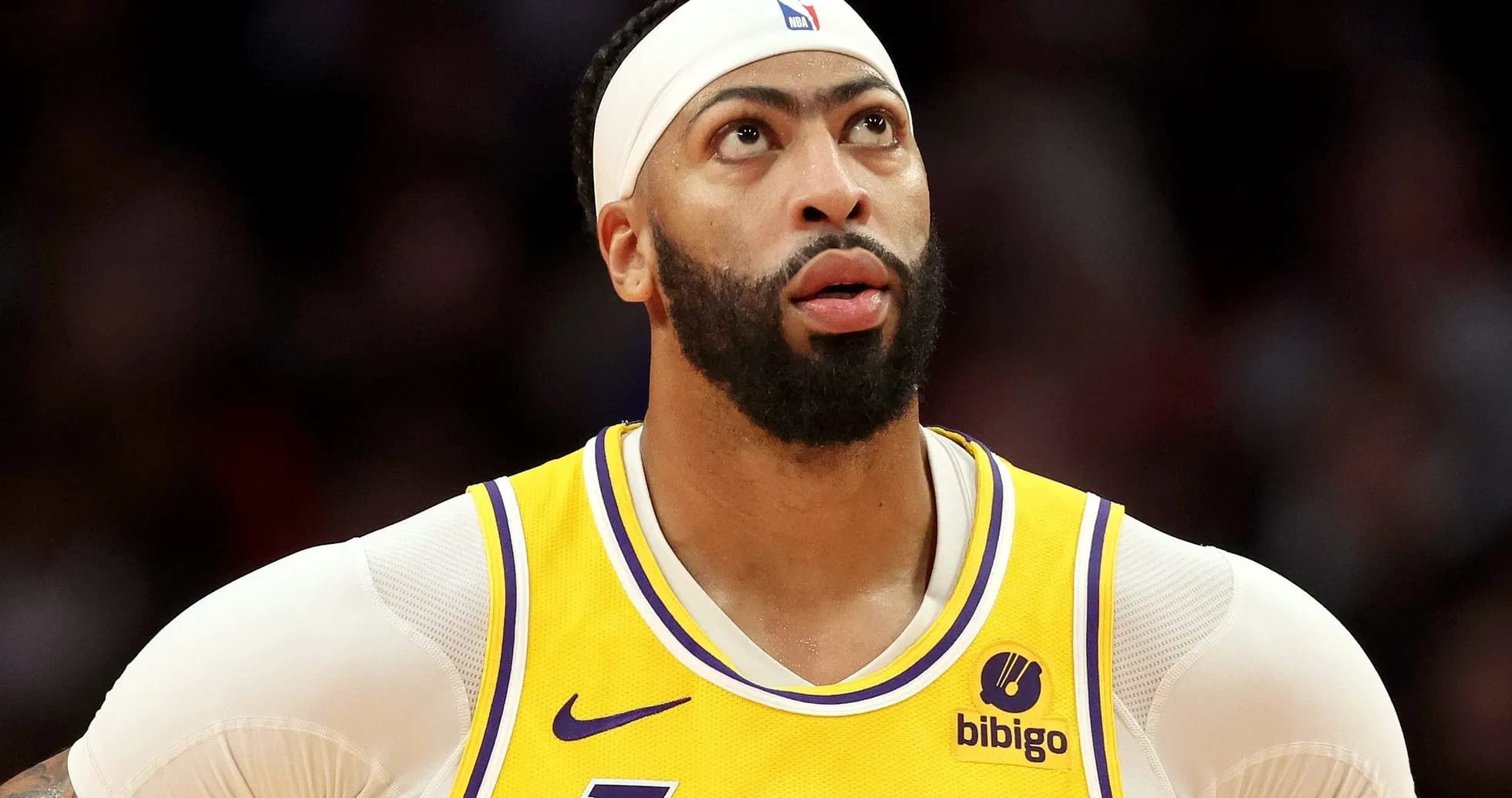 Joueur des Lakers regardant vers le haut pendant un match