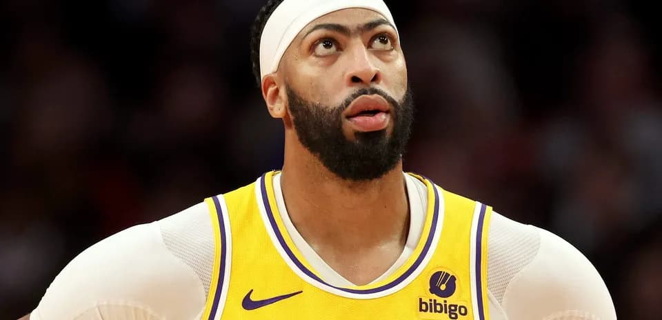 Joueur des Lakers regardant vers le haut pendant un match