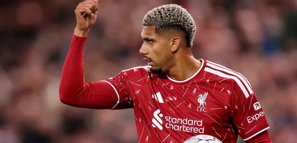 Joueur de Liverpool levant le pouce sur le terrain