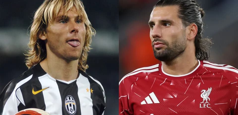 Joueurs de football en maillots de Juventus et Liverpool