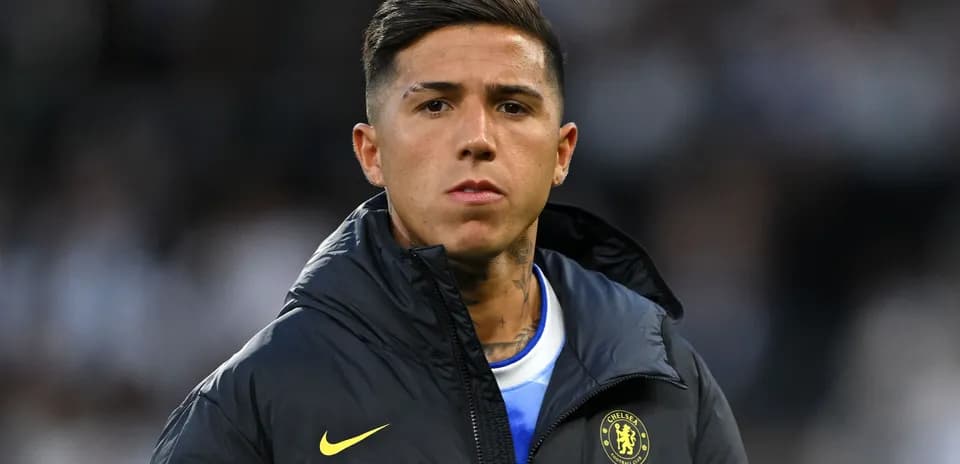 Joueur en survêtement Chelsea sur le terrain