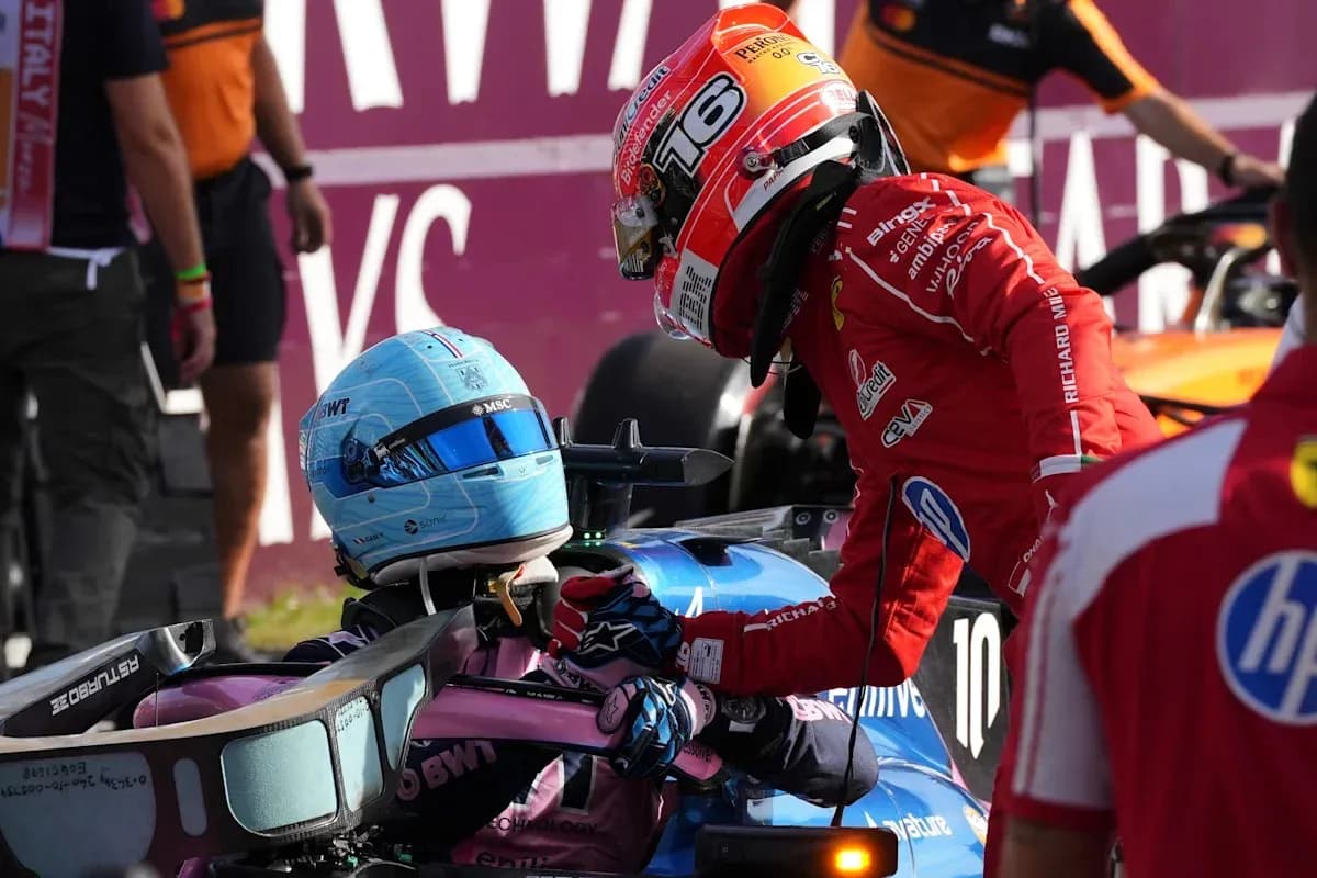 Pilotes discutant après un incident de course