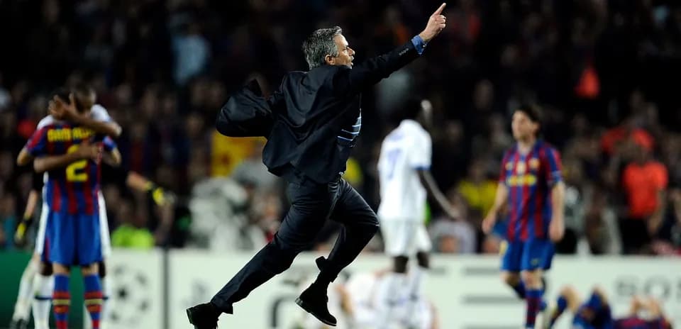 Entraîneur célébrant une victoire sur le terrain