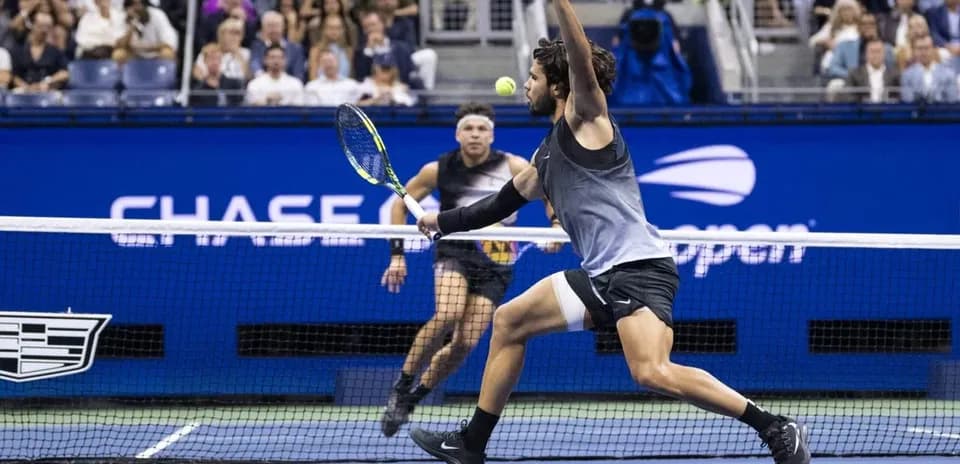 Joueur frappant la balle lors d'un match de tennis