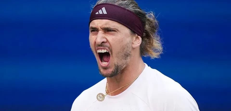 Joueur de tennis exprimant de l'énergie sur le court