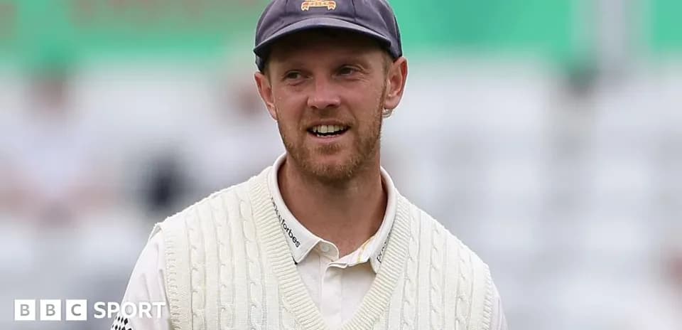 Joueur de cricket avec un pull en tricot au stade