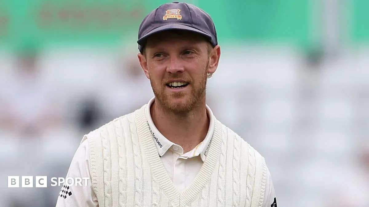 Joueur de cricket avec un pull en tricot au stade