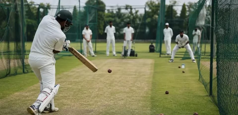 Batteur frappant une balle pendant l'entraînement au cricket