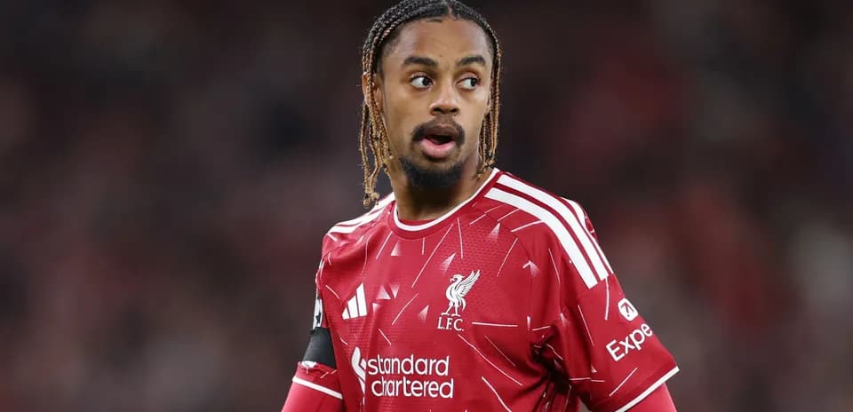 Joueur de Liverpool en maillot rouge sur le terrain