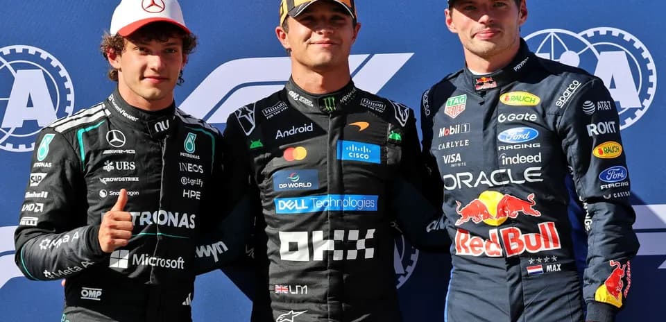 Trois pilotes de Formule 1 posant ensemble sur le podium