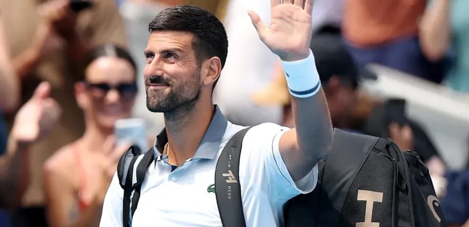 Joueur saluant le public après un match de tennis