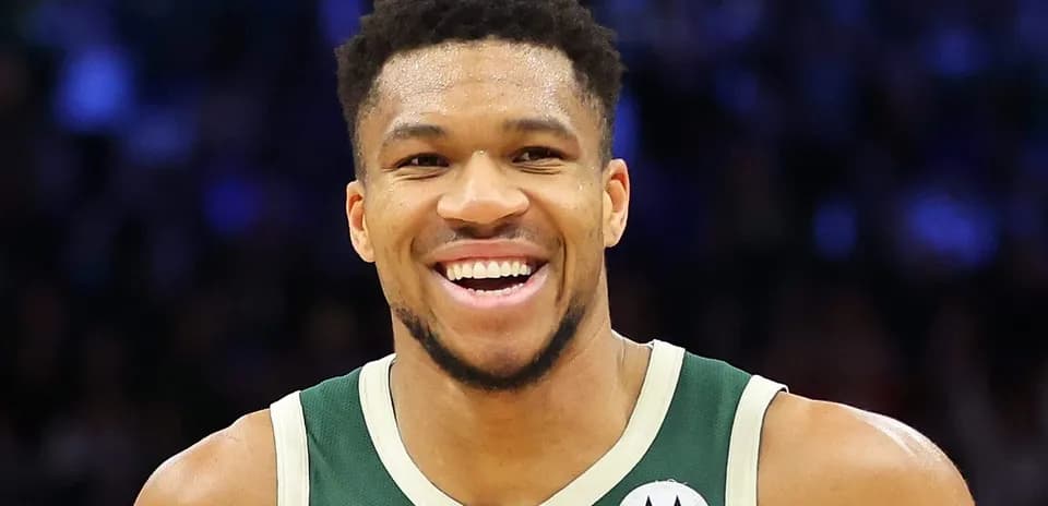Joueur de basket souriant sur le terrain