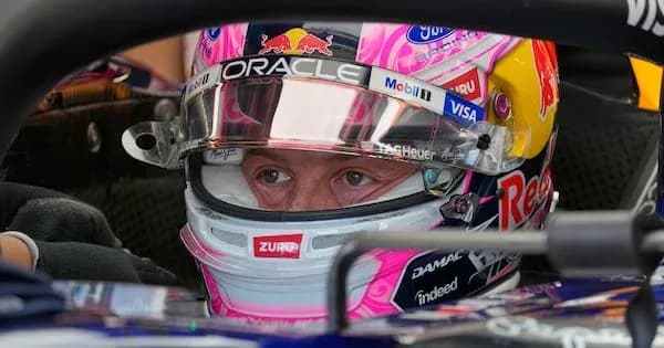Pilote dans la voiture de course avant le départ