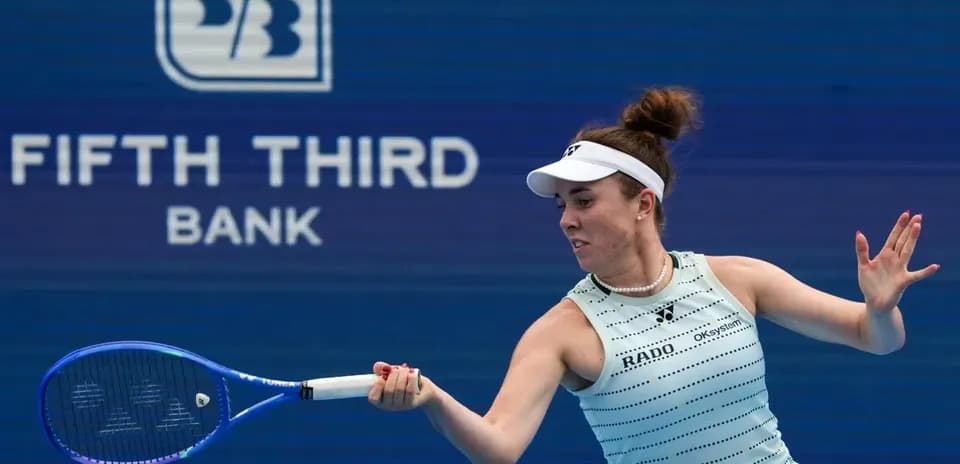 Joueuse de tennis frappant une balle sur le court