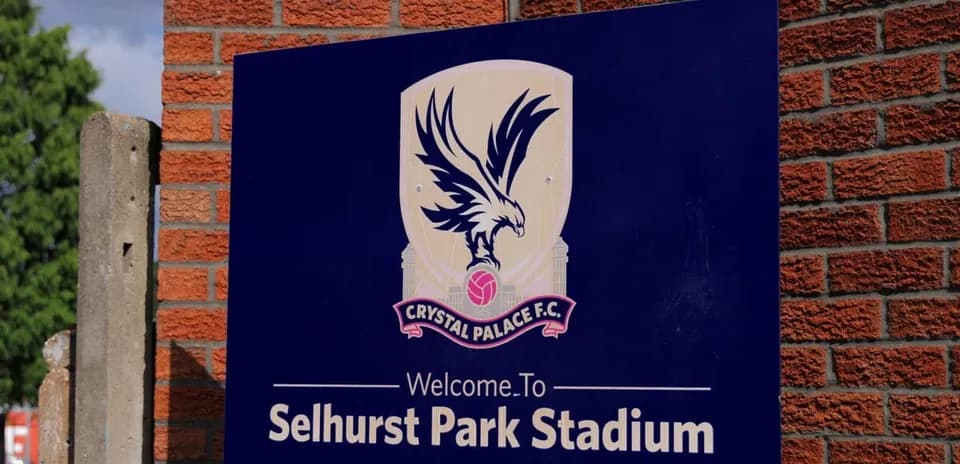 Panneau d'accueil au stade Selhurst Park