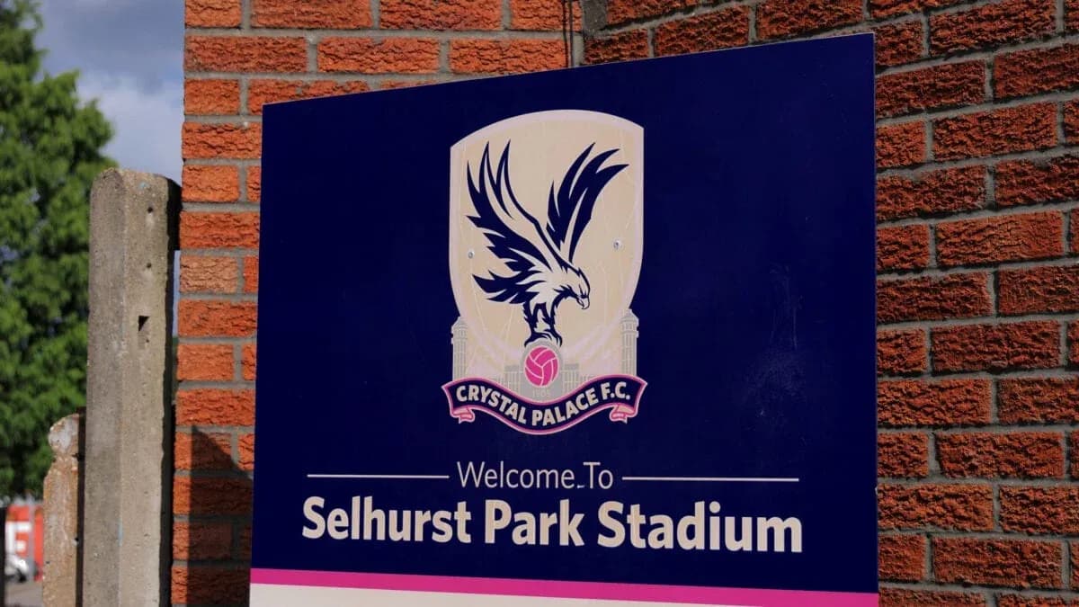 Panneau d'accueil au stade Selhurst Park