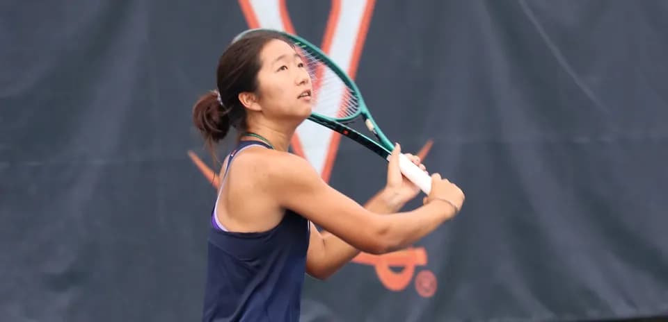 Joueuse de tennis en train de frapper la balle