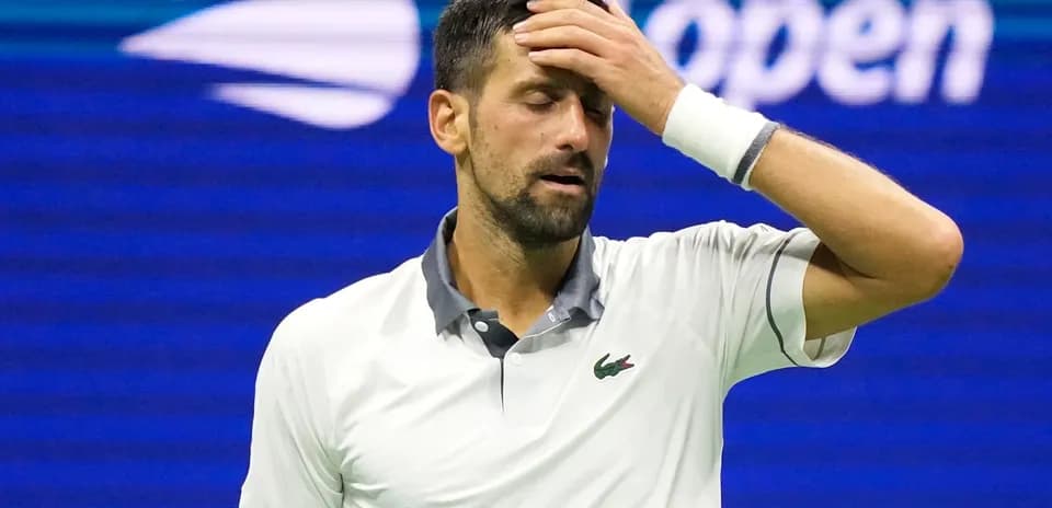 Joueur de tennis se tenant le front pendant un match