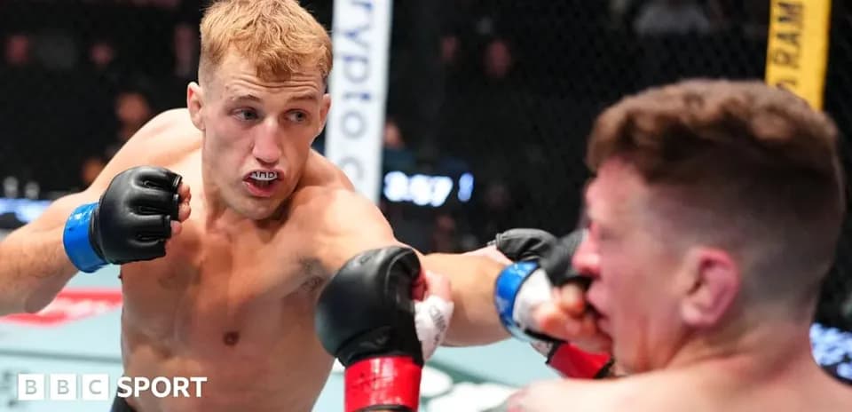 Combattants en plein affrontement lors d'un match de MMA
