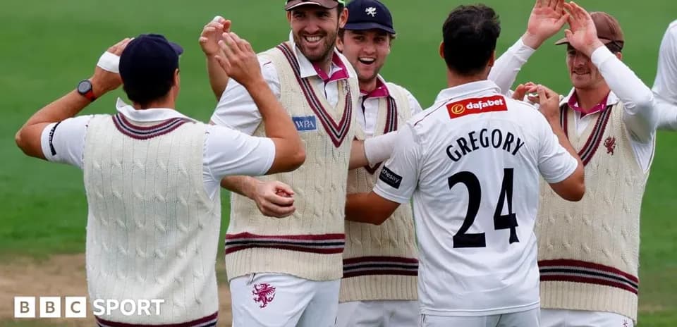Joueurs de Somerset célébrant un wicket sur le terrain