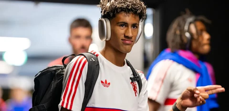 Joueur entrant dans le vestiaire avec écouteurs