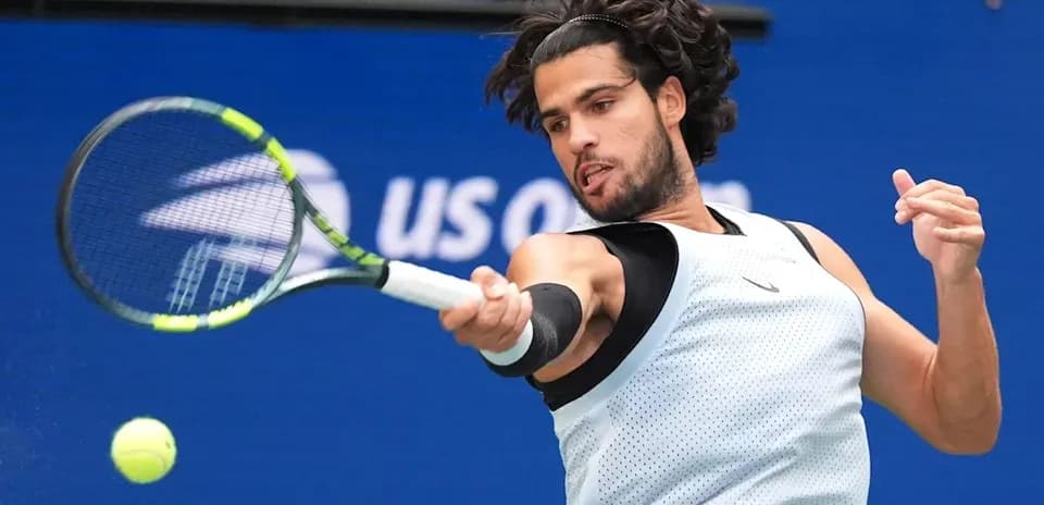Joueur de tennis frappant une balle sur le court