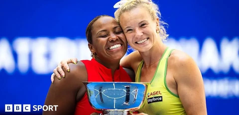 Deux joueuses posant avec un trophée de tennis
