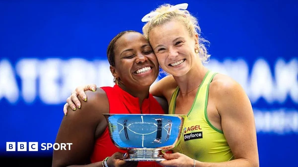 Deux joueuses posant avec un trophée de tennis