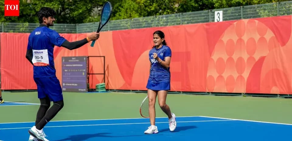 Joueurs célébrant sur le court de tennis