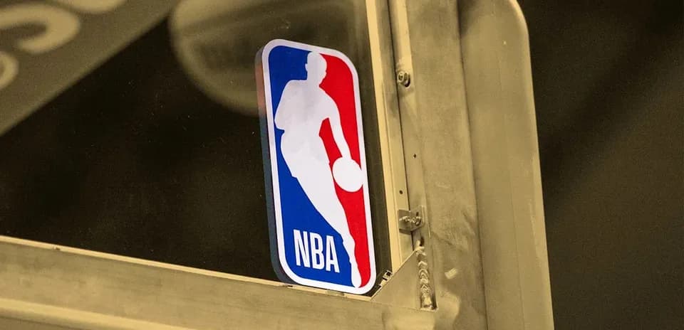Logo de la NBA sur un panneau en métal