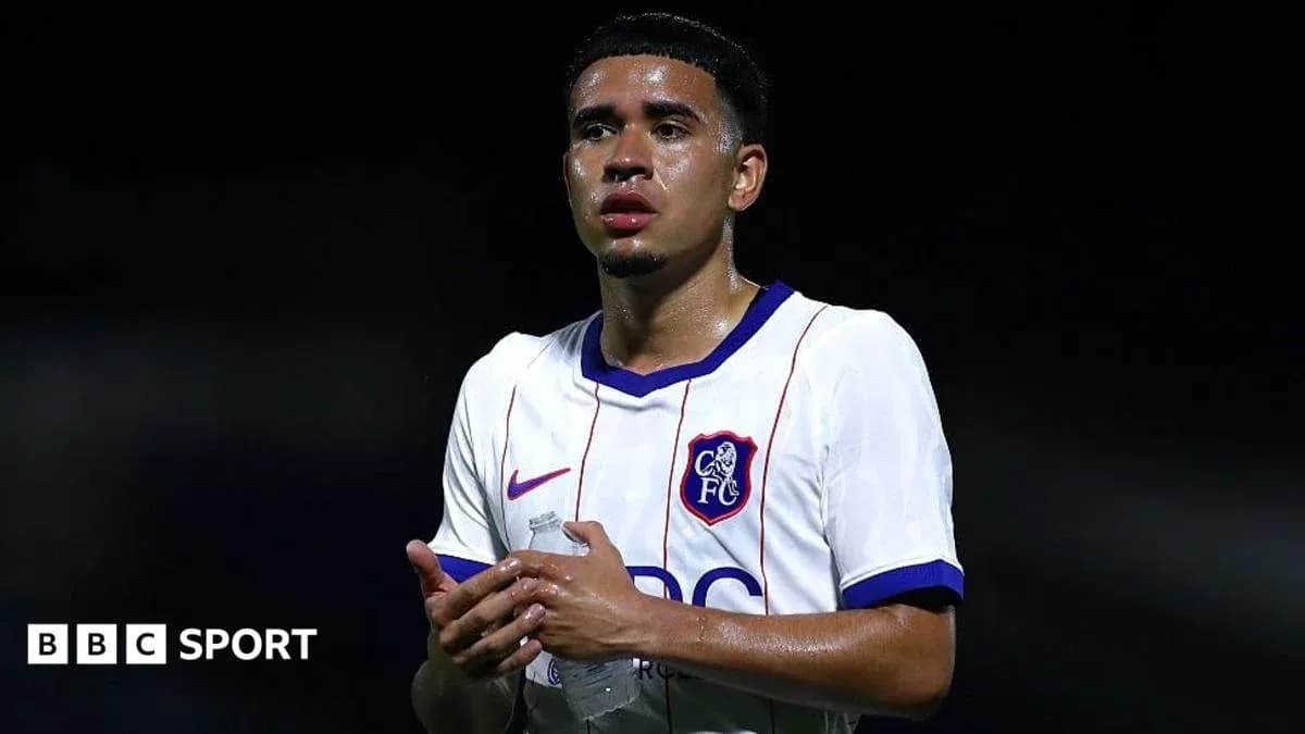 Joueur de football avec une bouteille d'eau après le match
