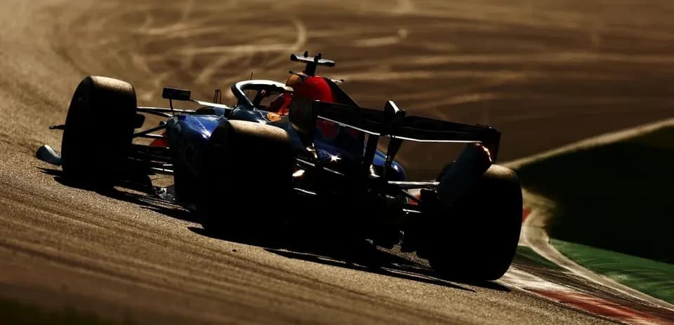 Voiture de F1 prenant un virage sur circuit