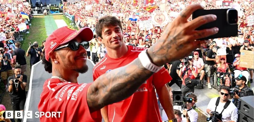 Lewis Hamilton et Charles Leclerc prennent un selfie devant les fans