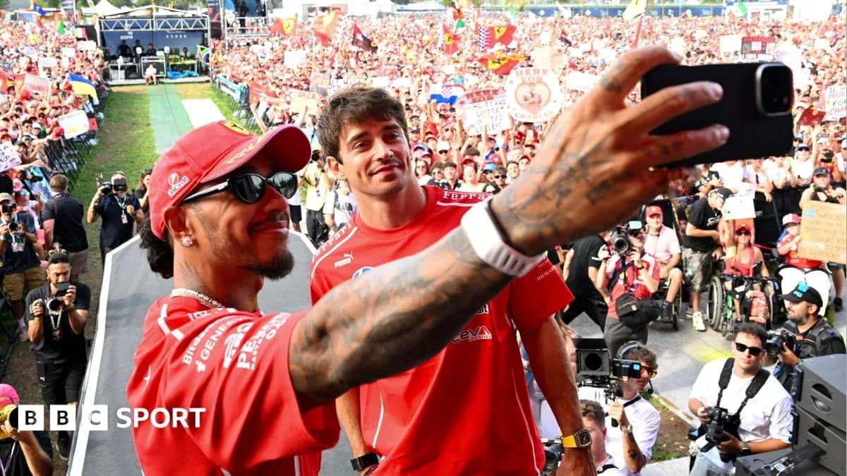 Lewis Hamilton et Charles Leclerc prennent un selfie devant les fans