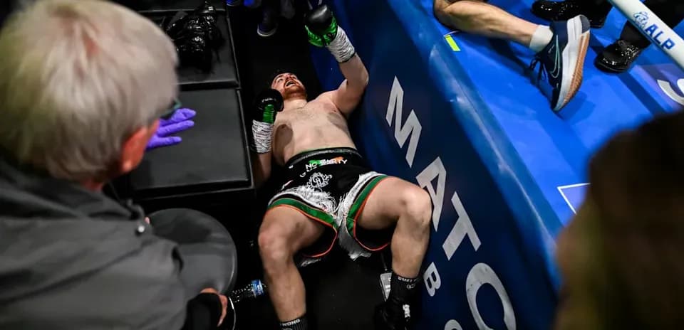 Boxeur au sol après un combat sur le ring